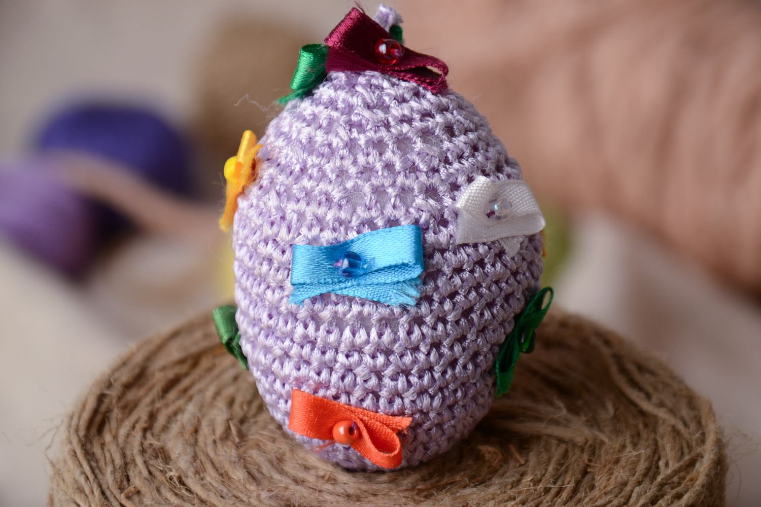 Oeuf de Pâques décoratif fait main original violet tricoté à suspendre photo 1