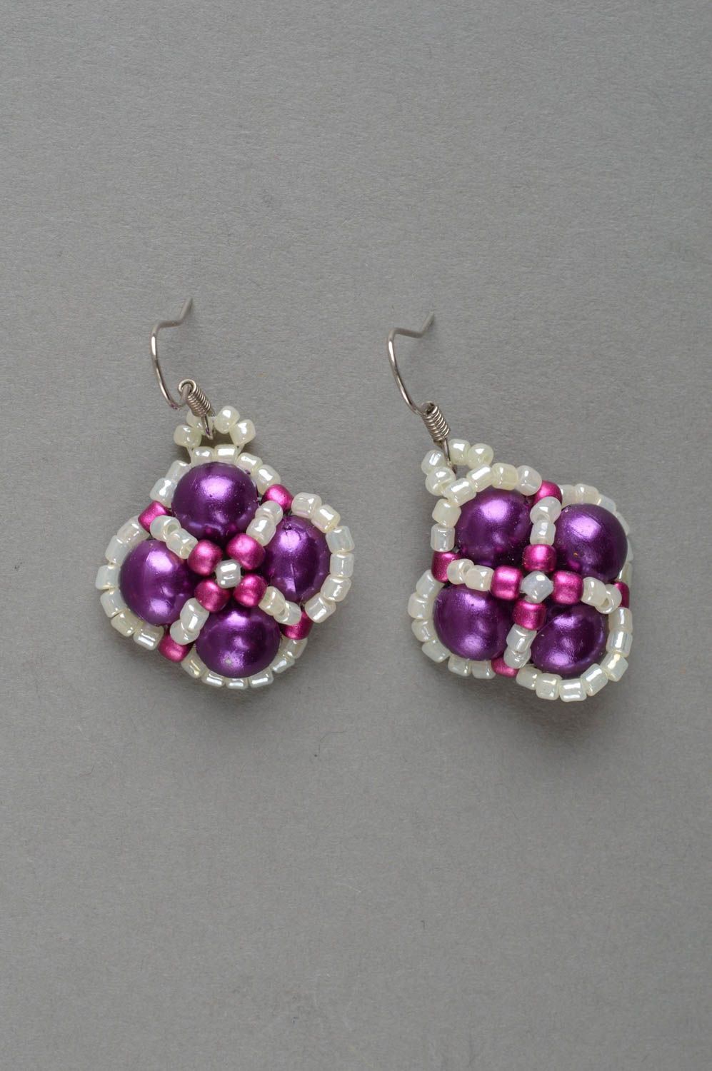 Ungewöhnliche weiß violette festliche handmade Ohrringe aus Glasperlen für Damen foto 2