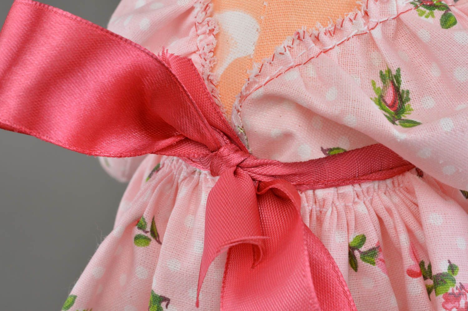 Тканевая игрушка в виде зайки девочка в розовом платье красивая ручной работы фото 4