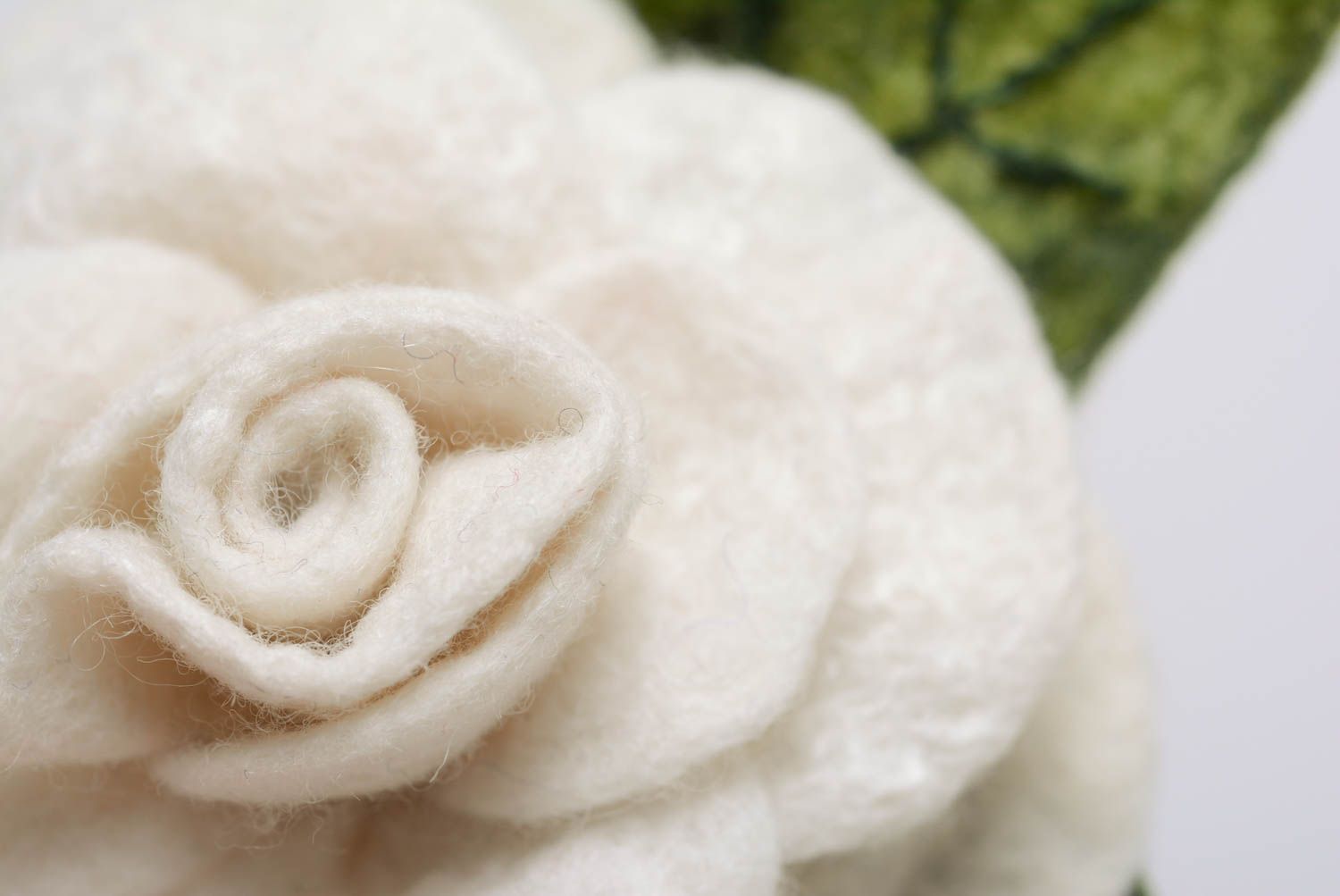 Broche barrette en laine naturelle feutrée faite main grande Rose blanche photo 5