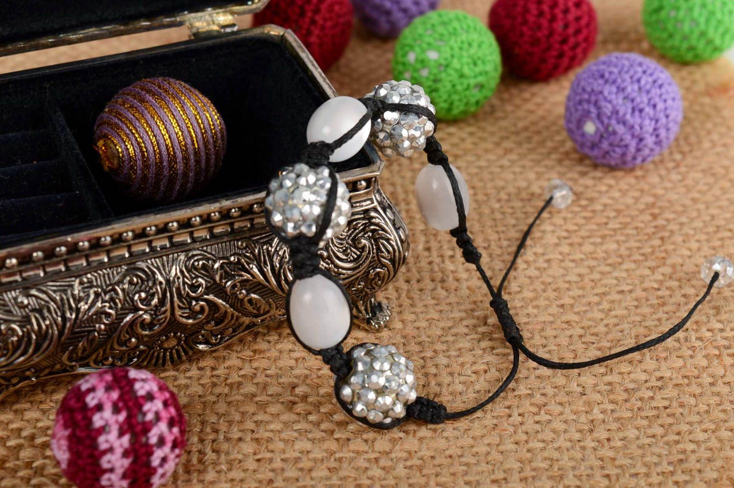 Bracelet en cordon tressé ciré et perles en plastique fait main blanc noir photo 1