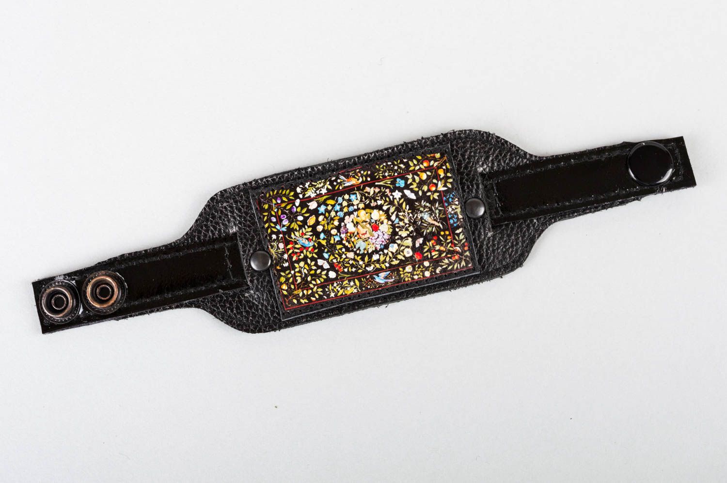 Schwarzes breites Armband aus Leder für Frauen künstlerische Handarbeit foto 2