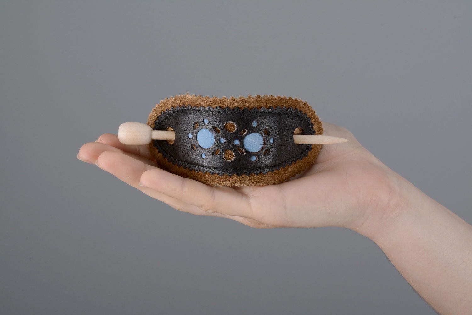 Hair clip, made of wood and leather  photo 1