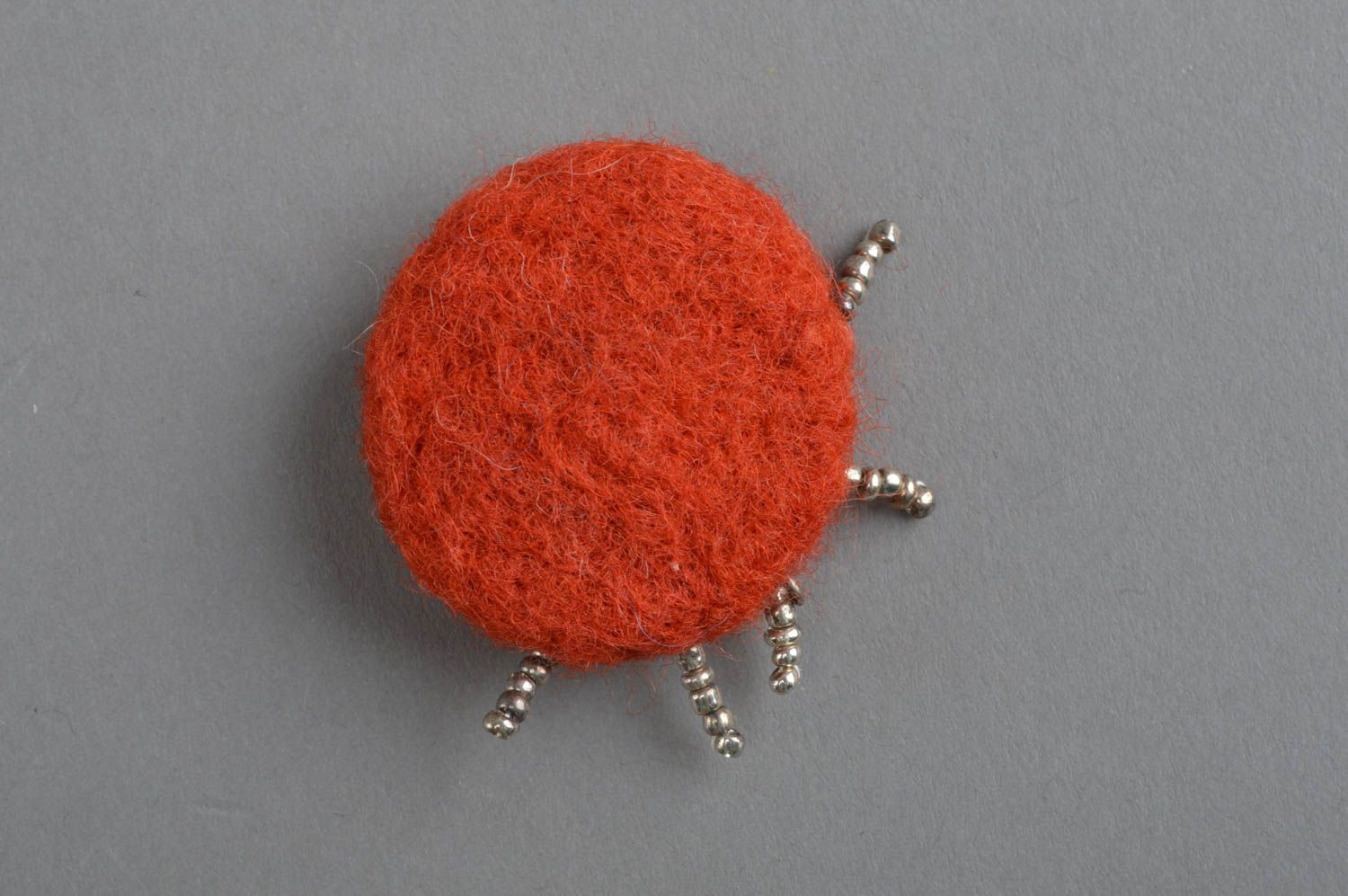 Petit jouet mou rond rouge fait main en laine technique de feutrage décoration photo 4
