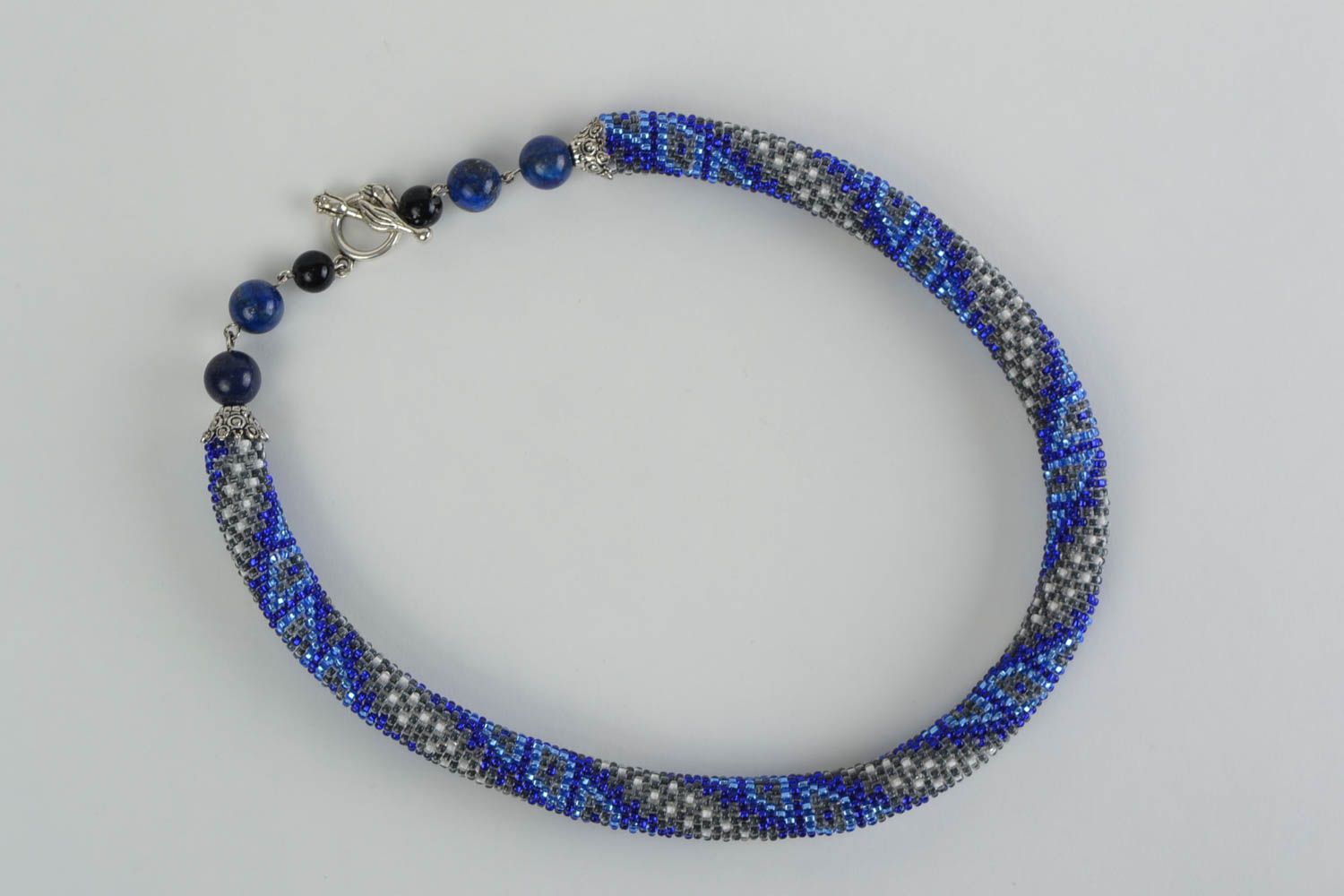 Ожерелье из бисера жгут ручной работы красивый авторский серо синий женский фото 5