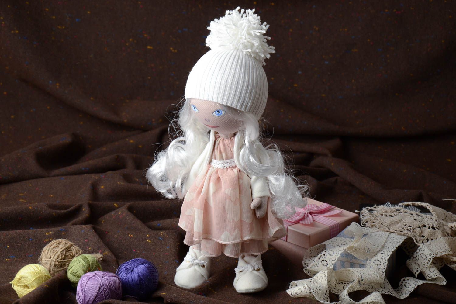 Künstlerische Interieur Puppe handmade aus Textil Blondine im Hut für kleine Prinzessin foto 1
