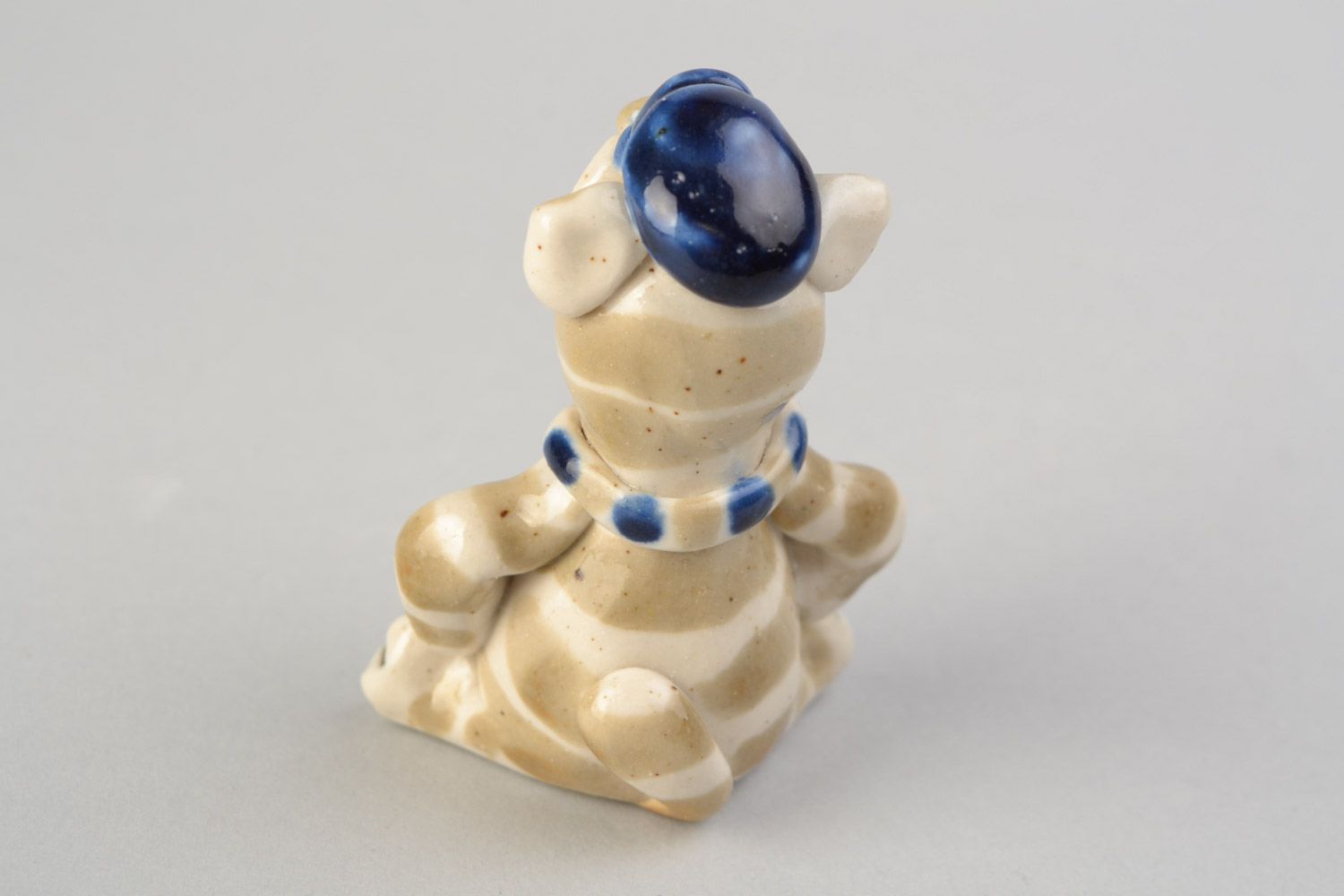 Figurine en terre cuite peinte de glaçure faite main Chat en écharpe bleu-blanc photo 5