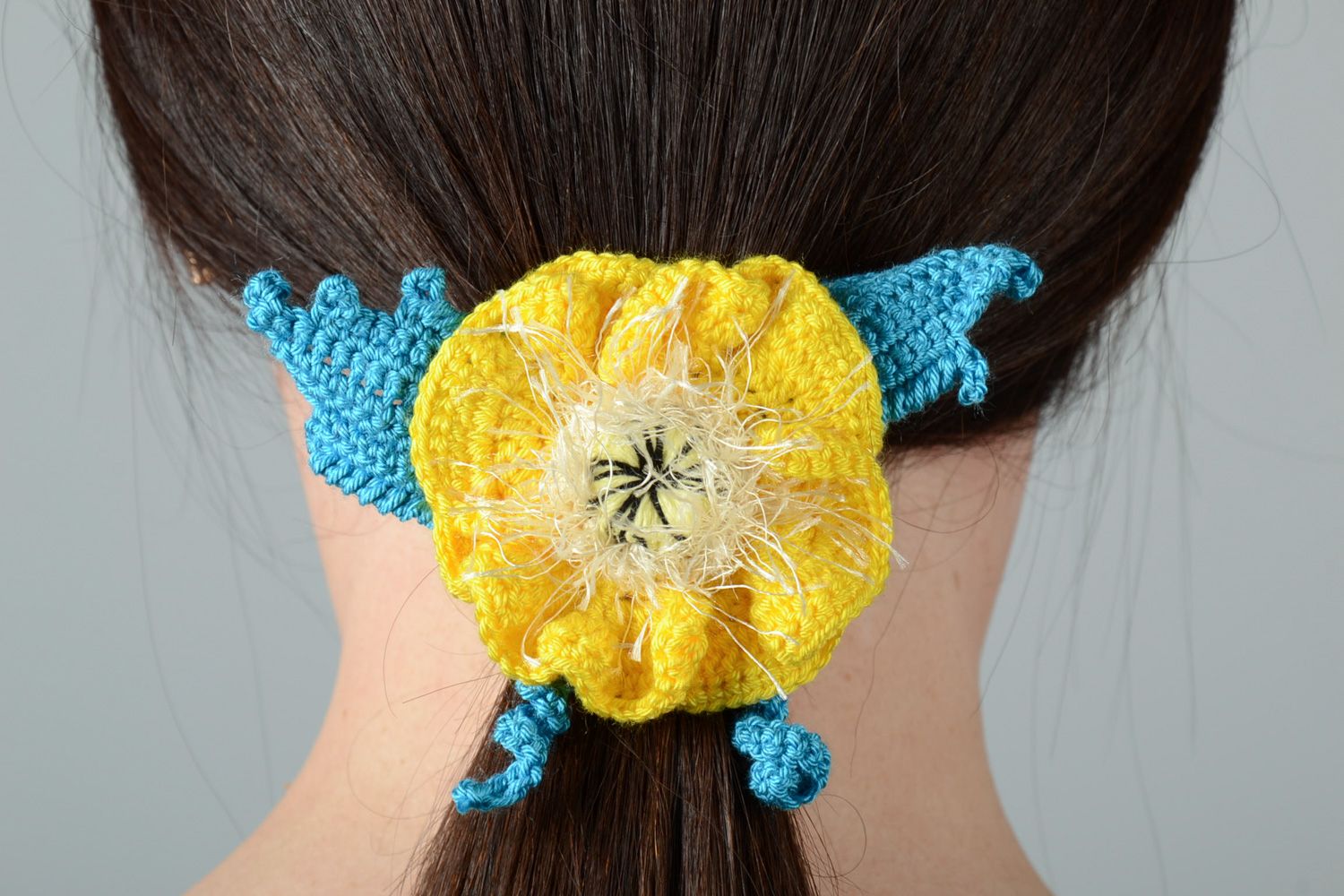 Stilvoller blau gelber Haargummi aus Baumwolle für Frauen Frisur mit Blume foto 2