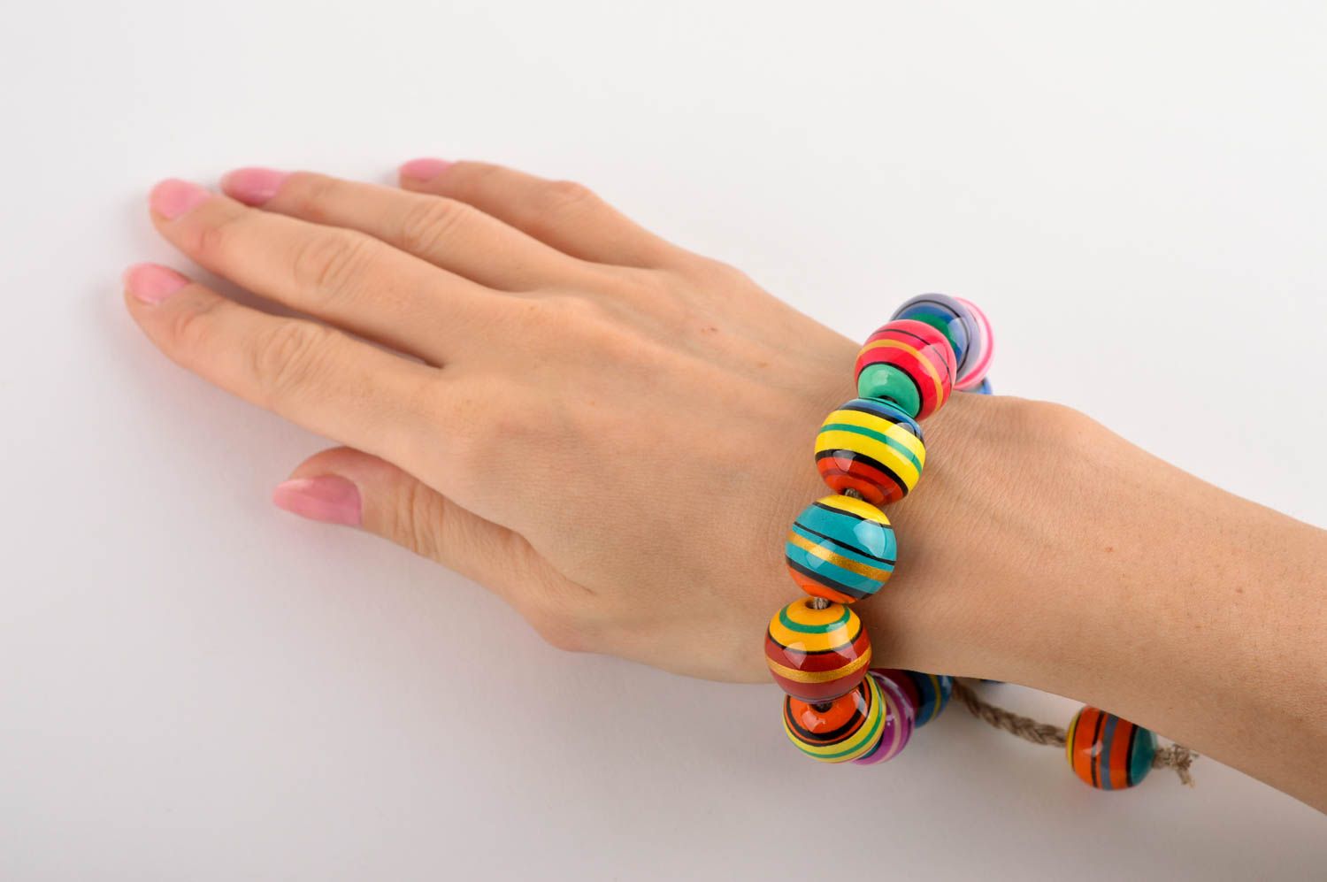 Радужный браслет ручной работы стильное украшение из бусин женский браслет фото 4