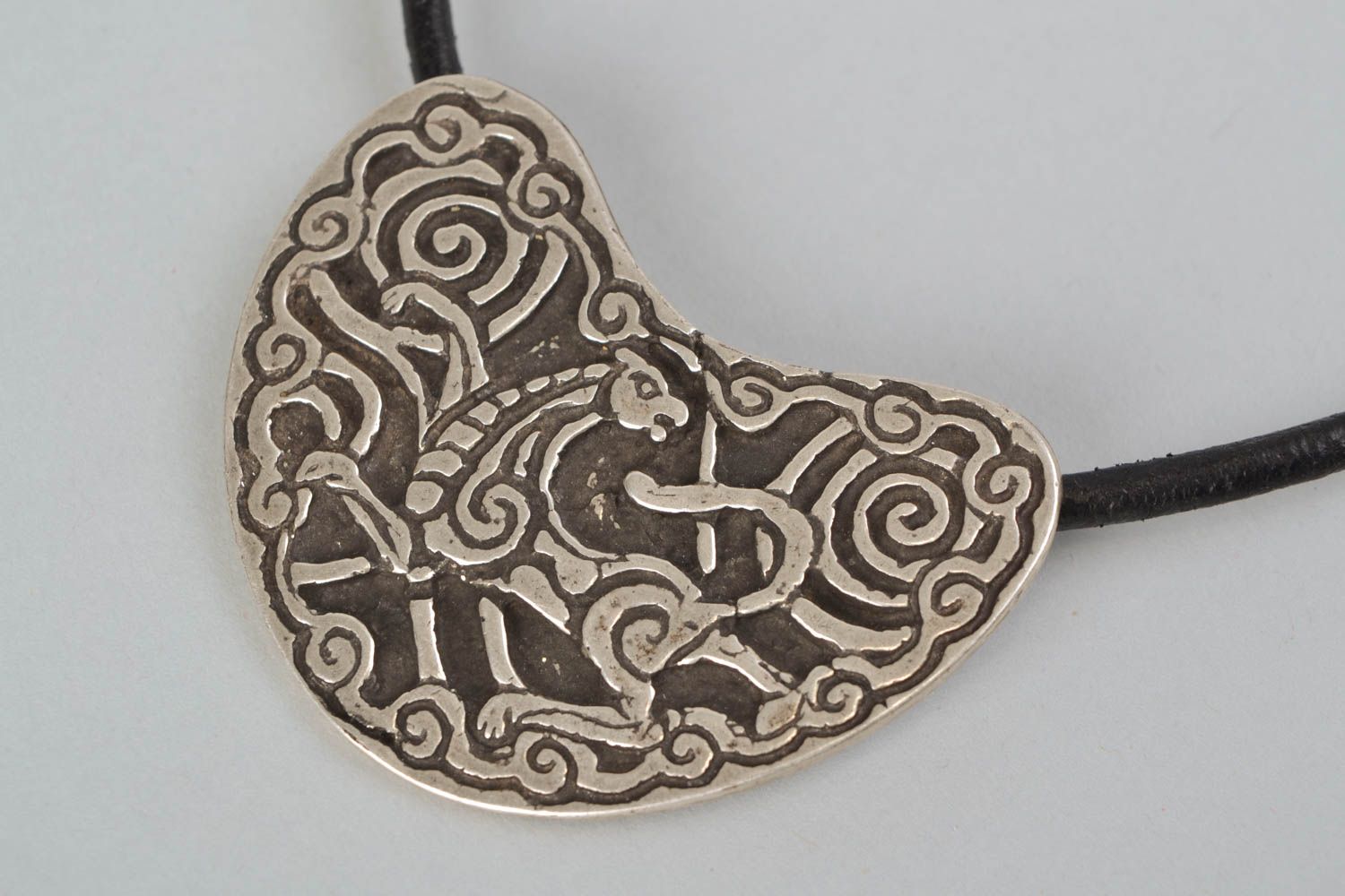 Handmade Collier aus Metall im Kokillenguss   foto 3