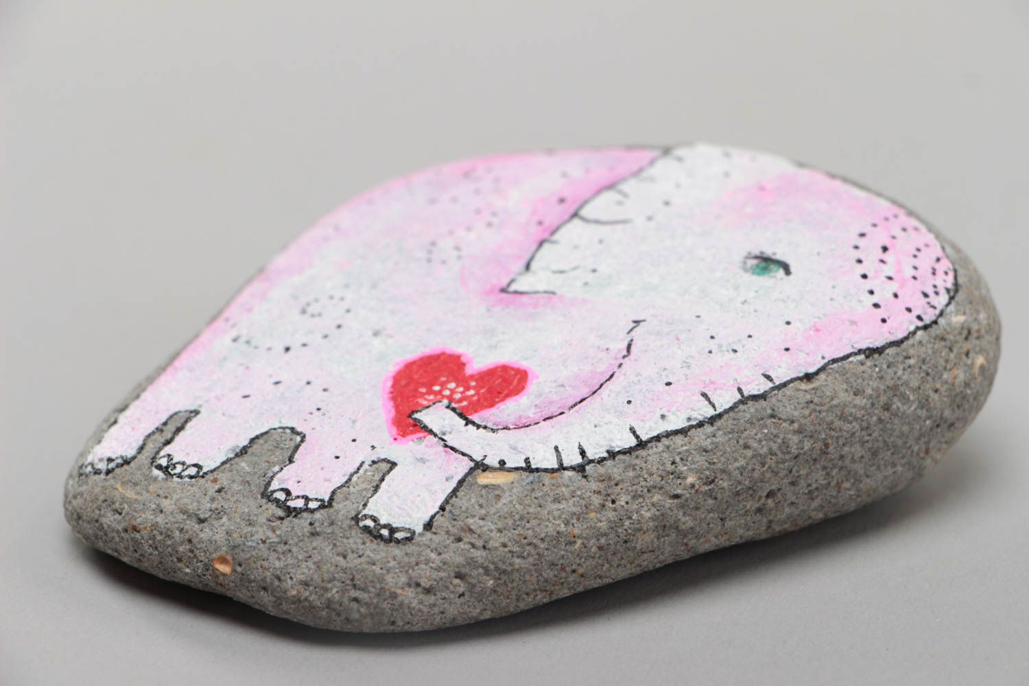 Piedra de mar pintada a mano con acrílicos original decorativa con elefante foto 3
