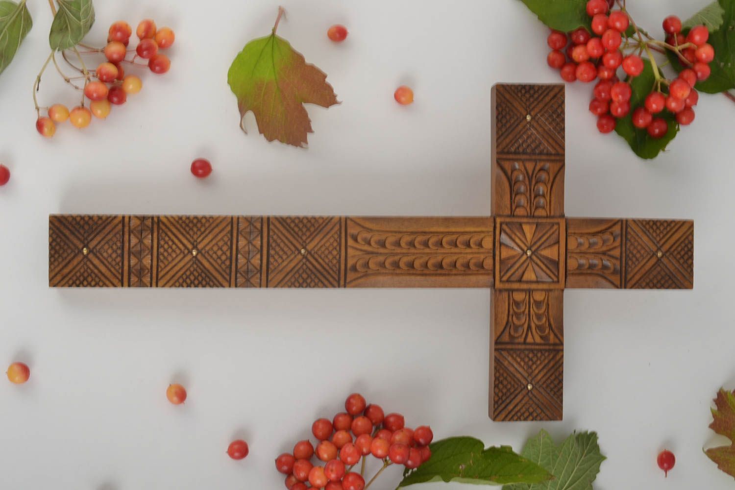 Крест ручной работы изделие из дерева украшение на стену резной крест из дерева  фото 1