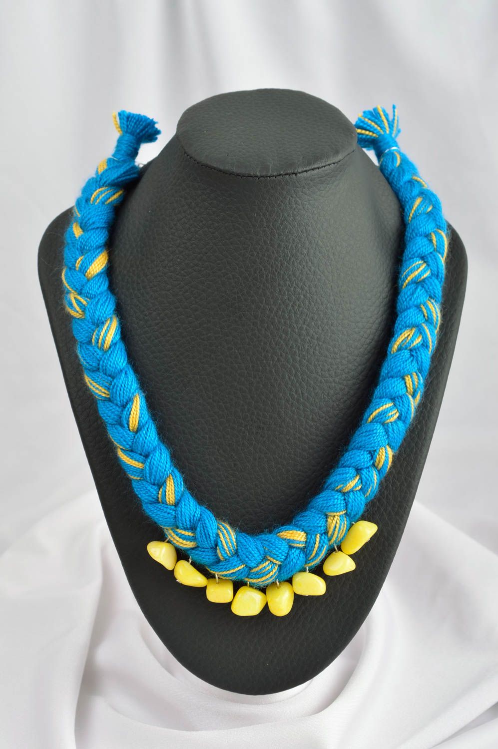 Collier textile Bijou fait main bleu et jaune tresse Accessoire femme en fils photo 1