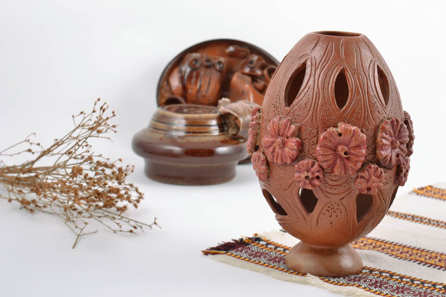Небольшая ваза в виде яйца с лепным декором красивая коричневая ручной работы фото 1