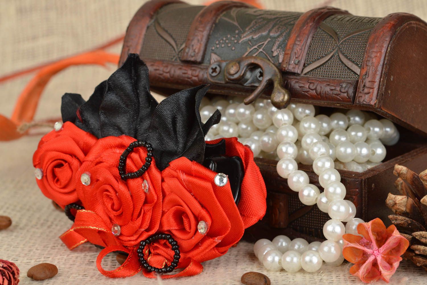 Barrette avec fleurs en rubans de satin faite main rouge-noir avec strass photo 1