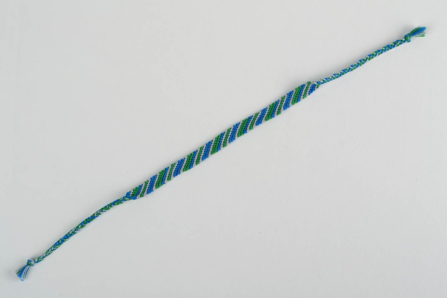 Красивый наручный браслет фенечка из ниток в технике макраме ручной работы зеленый с голубым фото 5