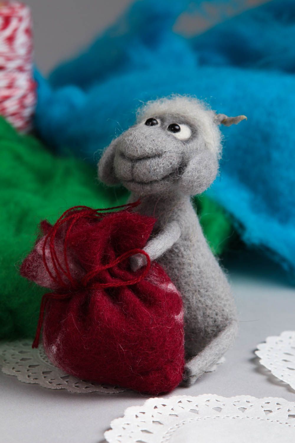 Peluche chèvre en laine feutrée Jouet fait main gris avec sac Cadeau enfant photo 1