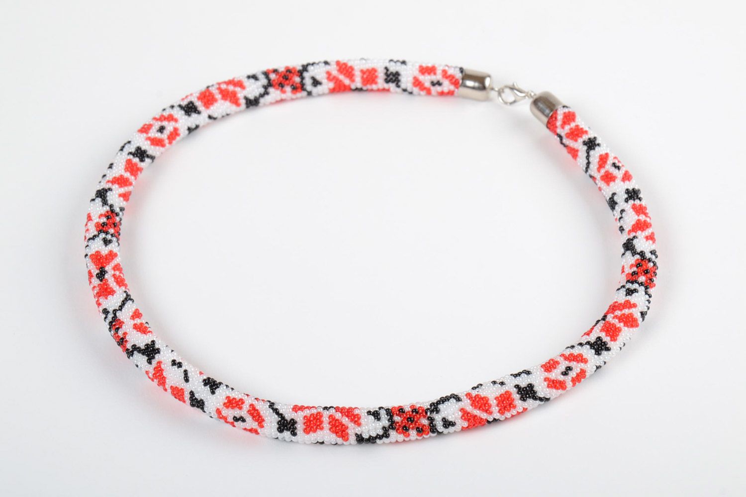 Collana tubolare di perline fatta a mano accessorio nero binaco rosso regalo foto 2