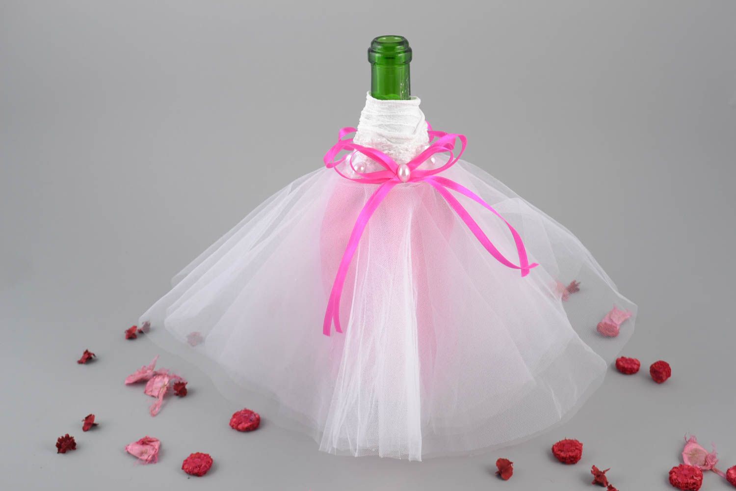 Одежда невесты на бутылку шампанского нежный свадебный аксессуар в светлых тонах фото 1