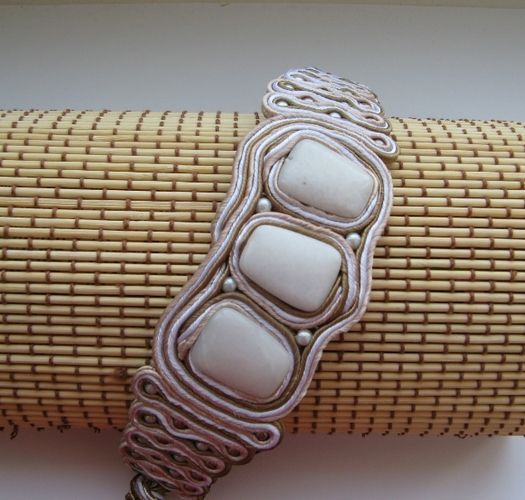 Handgemachtes Armband Beige in Soutache Technik Künstlerisch Steinplattstich foto 1