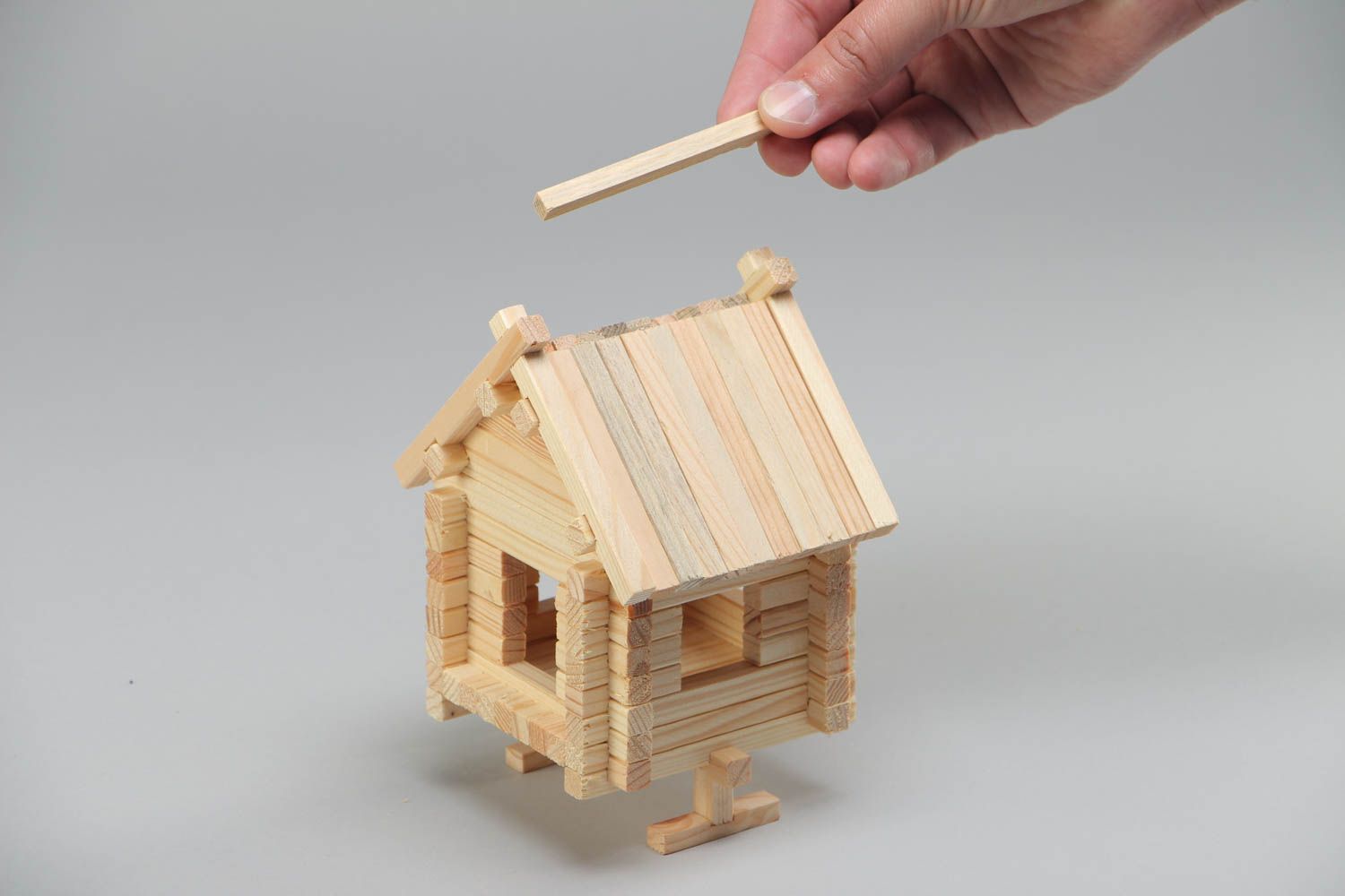 Деревянный конструктор избушка на 81 деталь ручной работы развивающая игрушка фото 5
