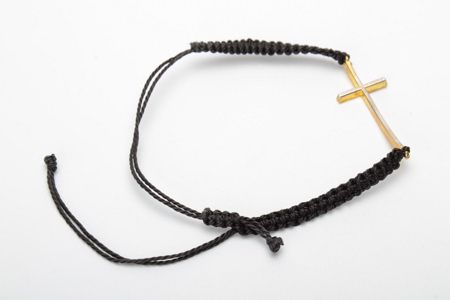 Handgemachtes schwarzes Armband aus Faden von Kapron mit Kreuz Anhänger in Makramee Technik  foto 4