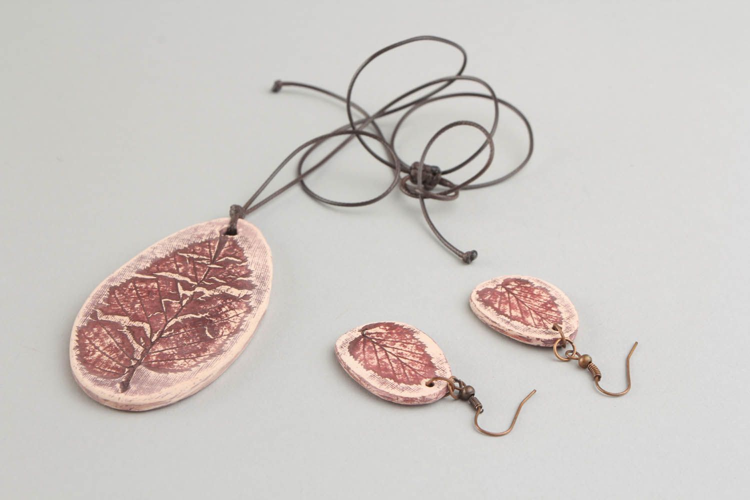 Conjunto de jóias artesanal composto de brincos e pingente em eco-estilo Folhas foto 1