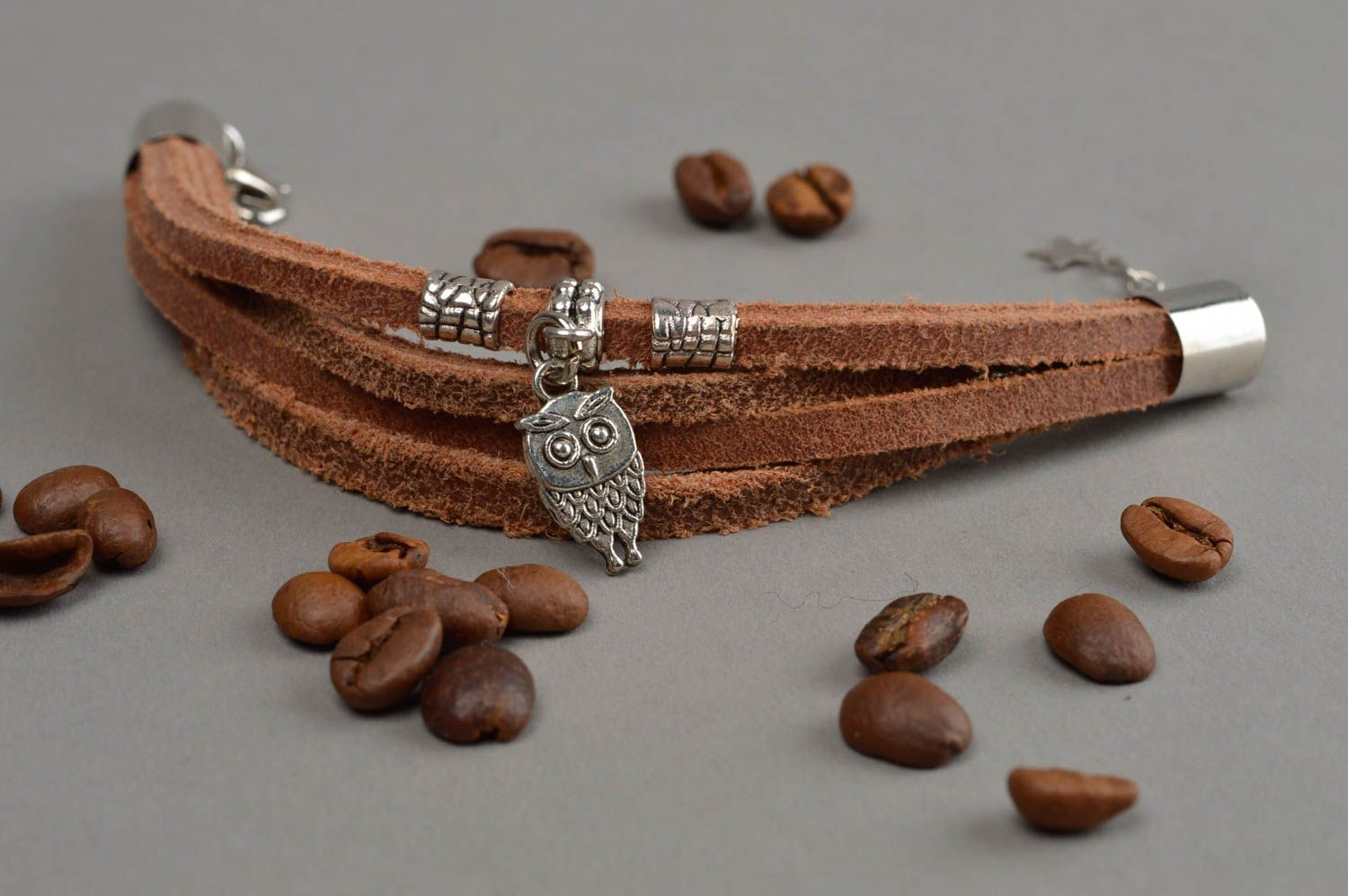 Коричневый браслет из натуральной кожи ручной работы с подвеской в виде совы фото 1