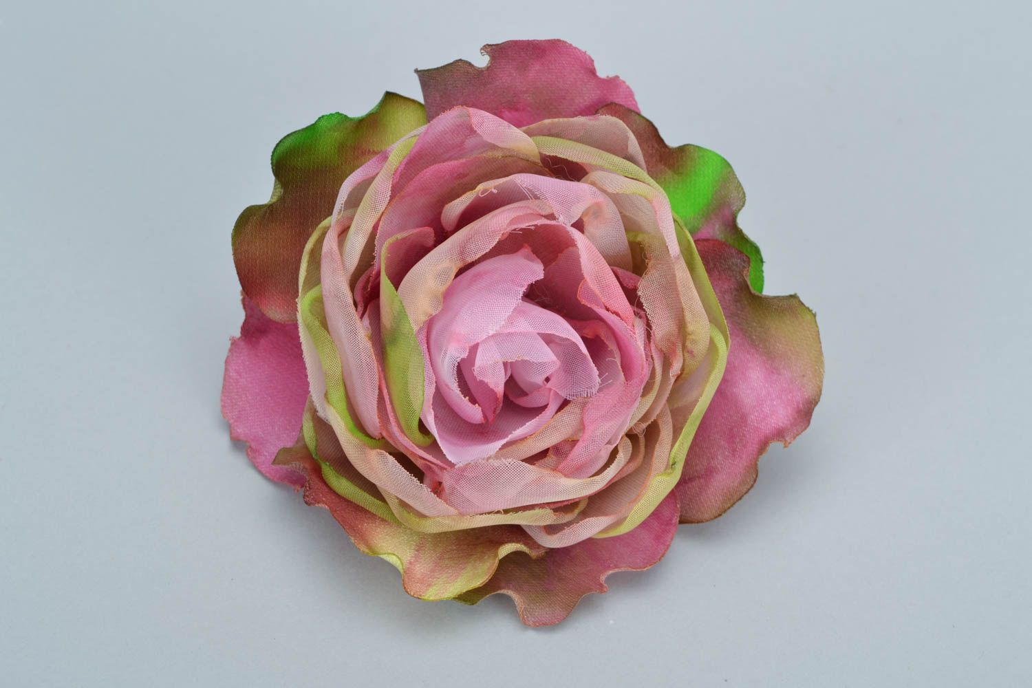 Цветок для волос из органзы и шелка розовый с переливами в технике батик фото 2