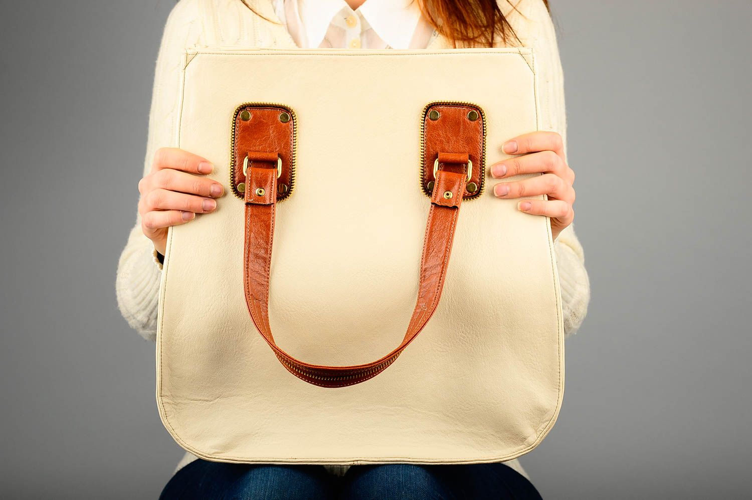 Сумка ручной работы сумка на плечо из кожзама женская сумка бежевая стильная фото 2