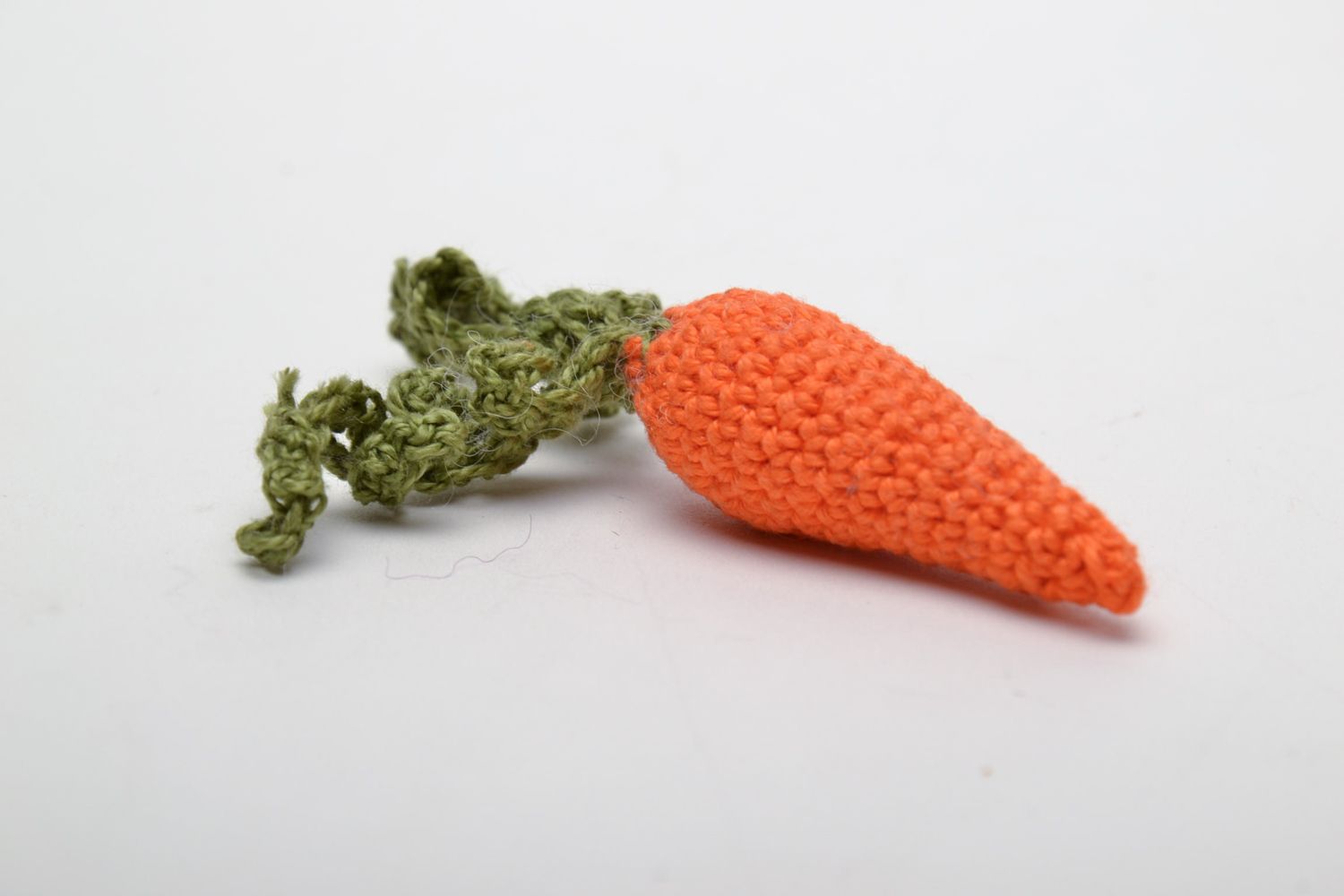 Petit jouet décoratif tricoté mous fait main orange en forme de carotte photo 4