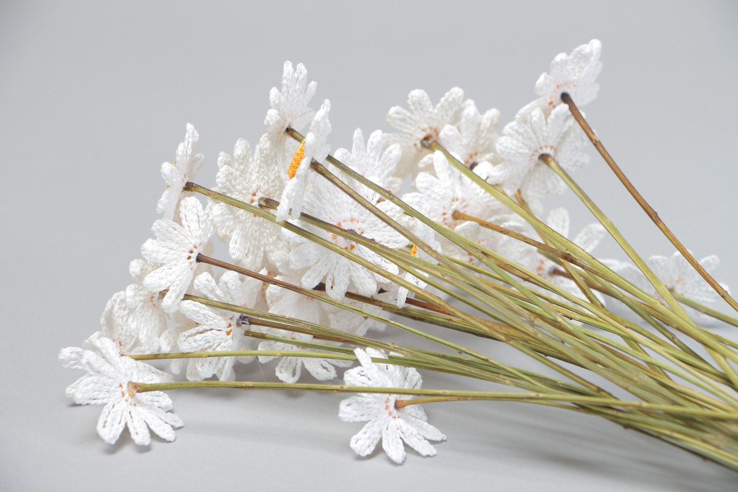 Букет цветов вязаных крючком из хлопчатобумажных ниток Ромашки хэнд мэйд 35 штук фото 4