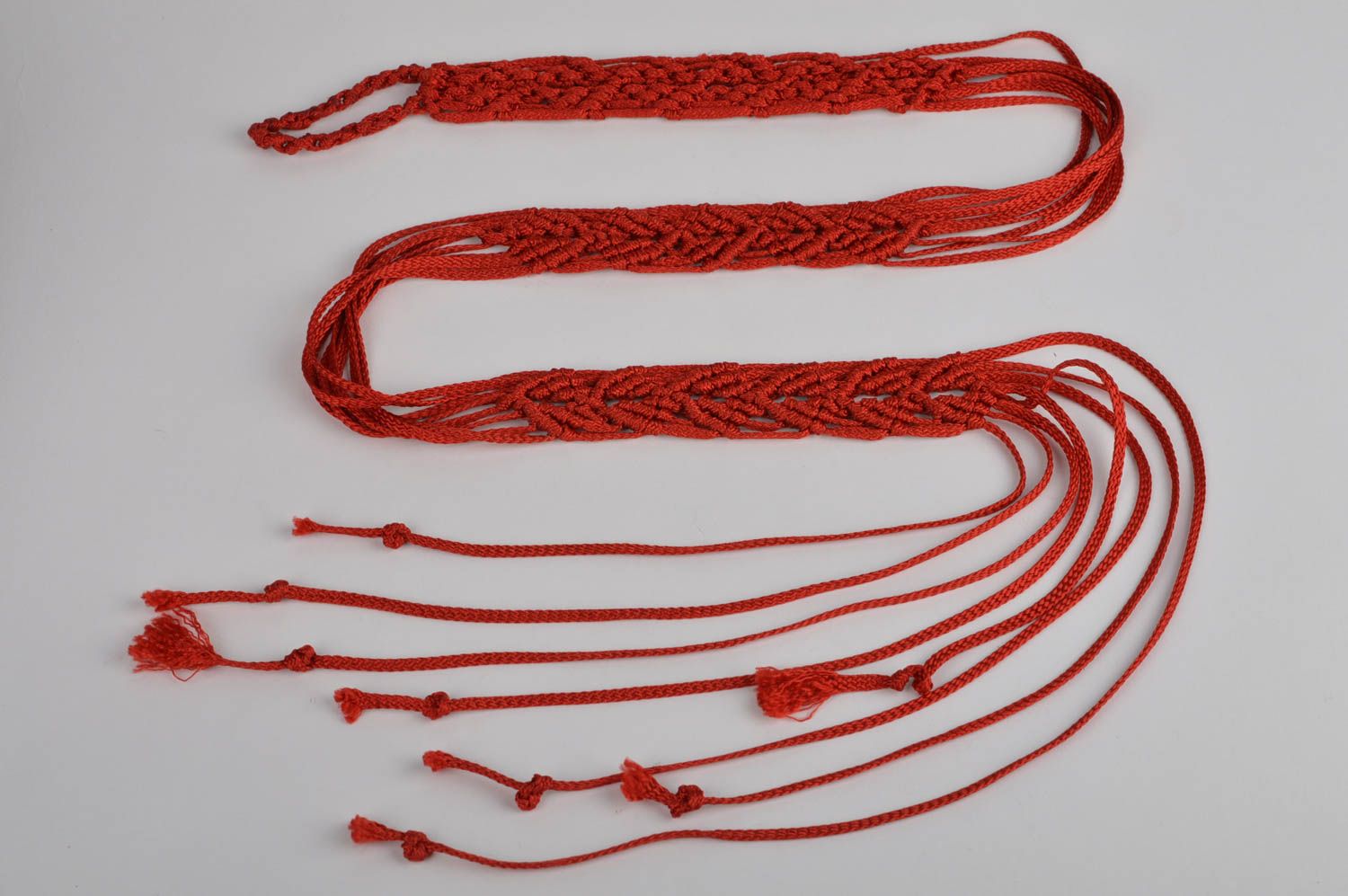 Плетеный поясок из шнура красный ажурный в технике макраме ручной работы фото 2