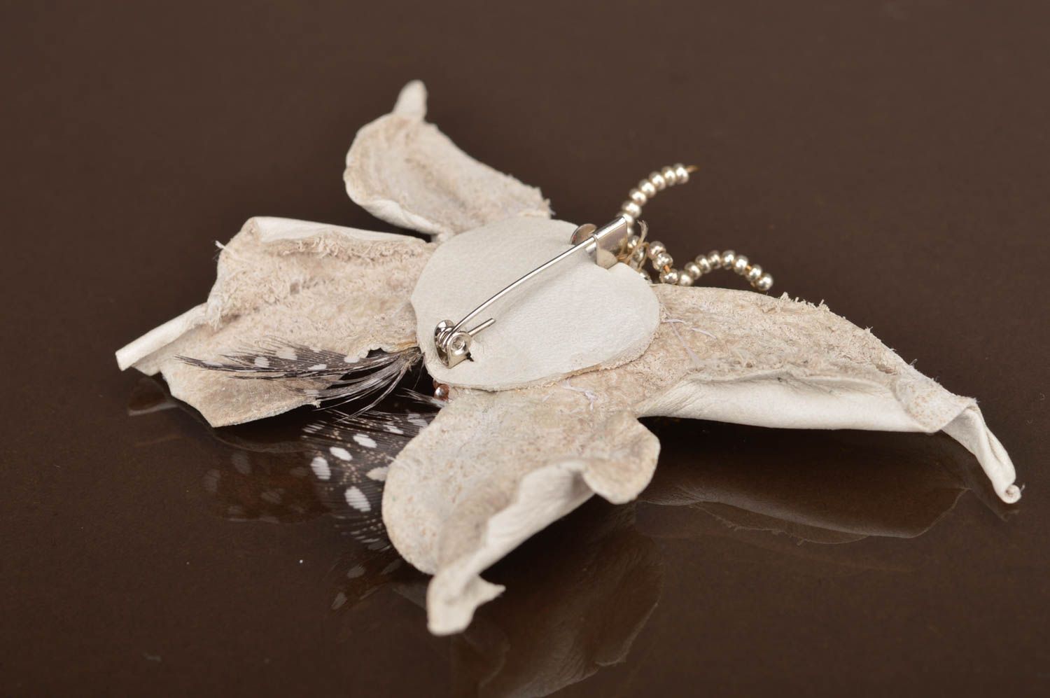Broche blanche en cuir plumes perles de rocaille grande faite main Papillon photo 4