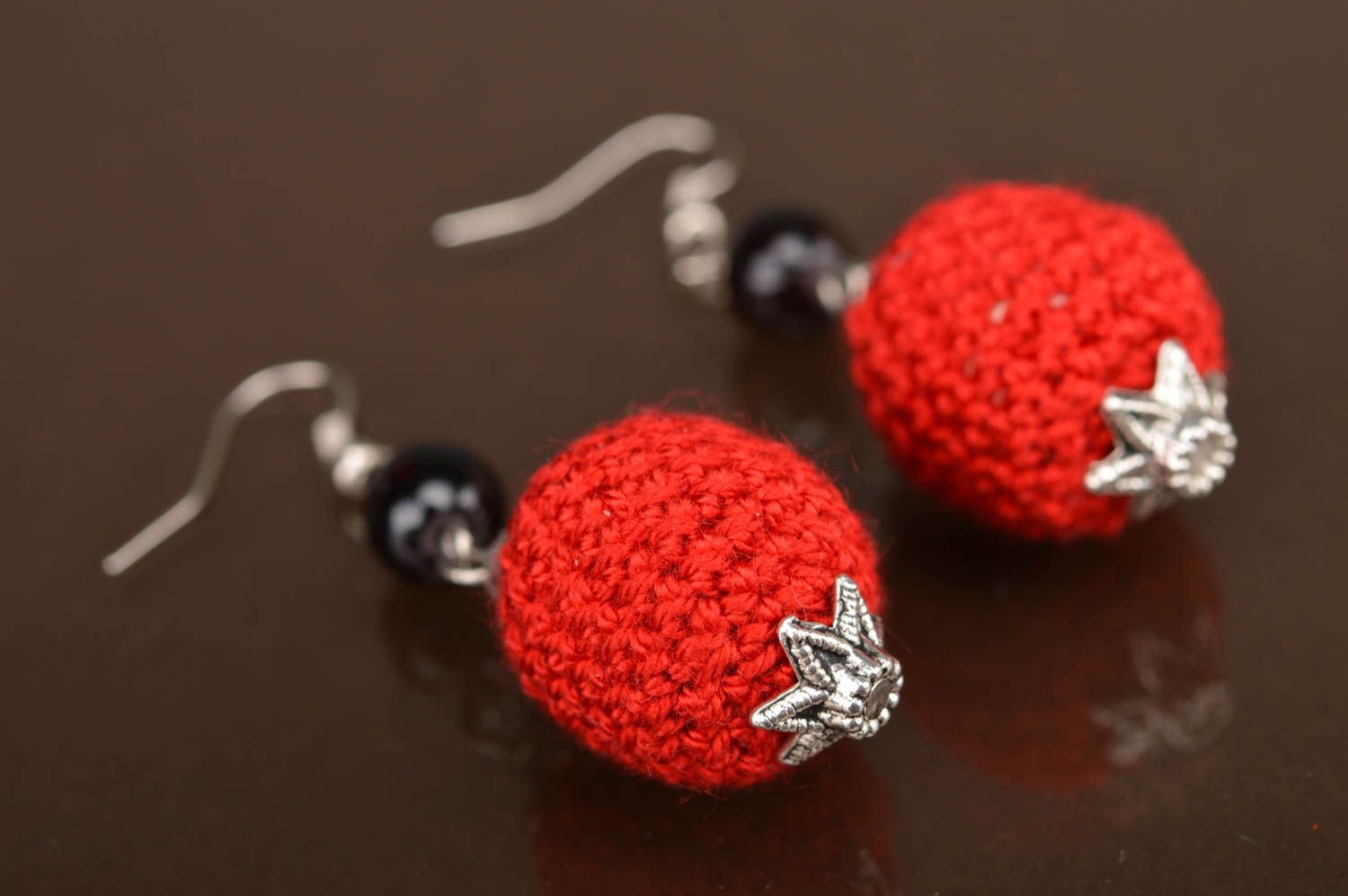 Boucles d'oreilles boules pendantes rouges recouvertes de tricot faites main photo 3