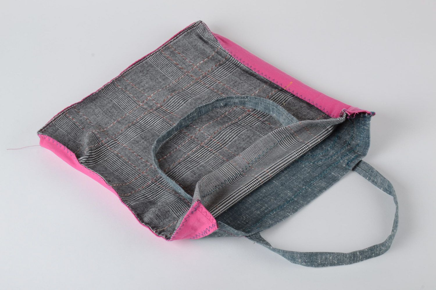 Женская сумка ручной работы из ткани с аппликацией большая серая с птичкой фото 4