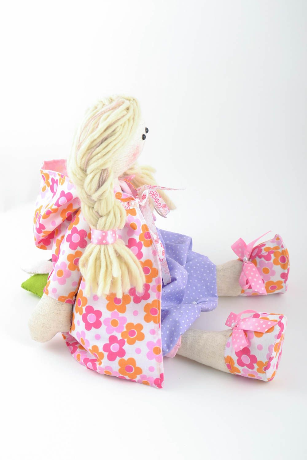 Juguete de tela natural artesanal decorativo cosido a mano muñeca de niña foto 2
