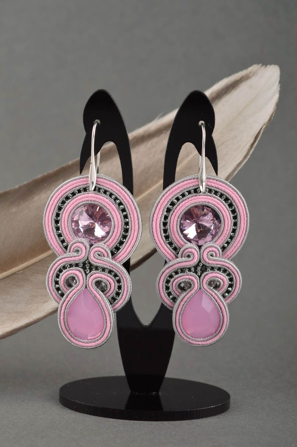 Pendientes artesanales elegantes rosados bisutería soutache accesorios de moda foto 1