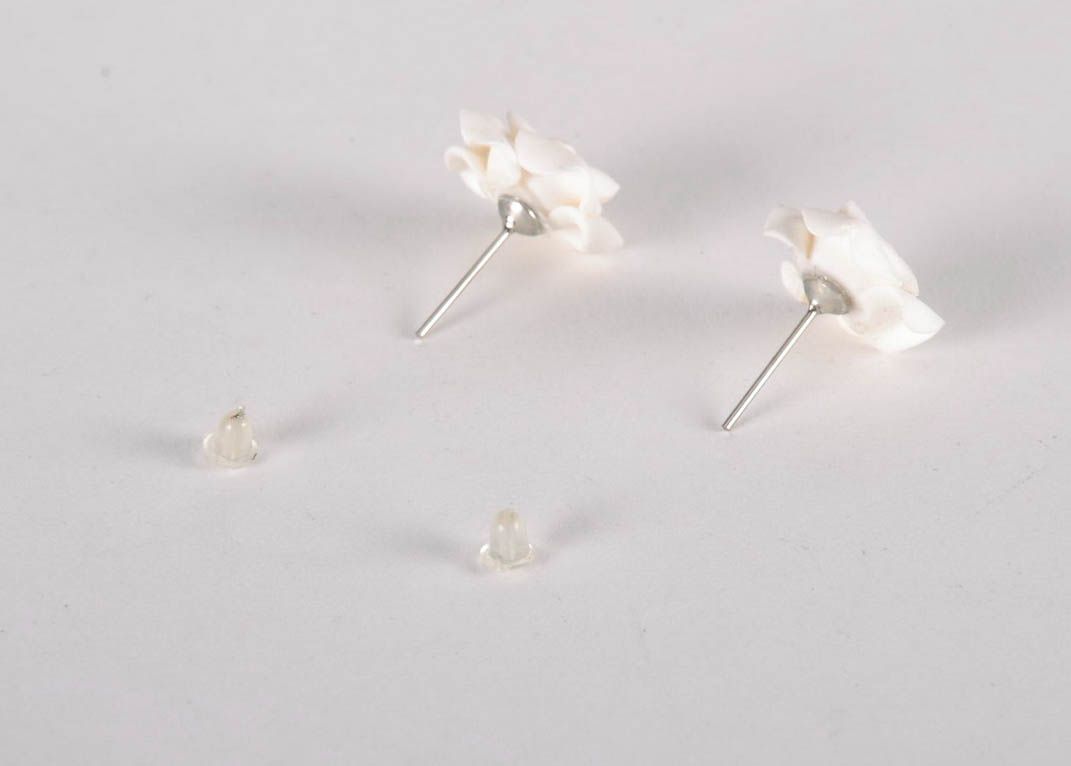 Boucles d'oreilles en argile polymère en forme de roses photo 2