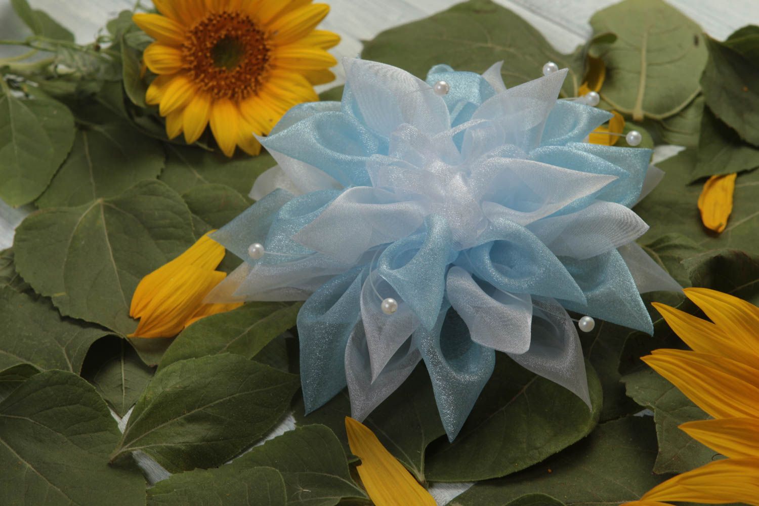 Голубая детская резинка с цветком из органзы пышная объемная ручной работы фото 1
