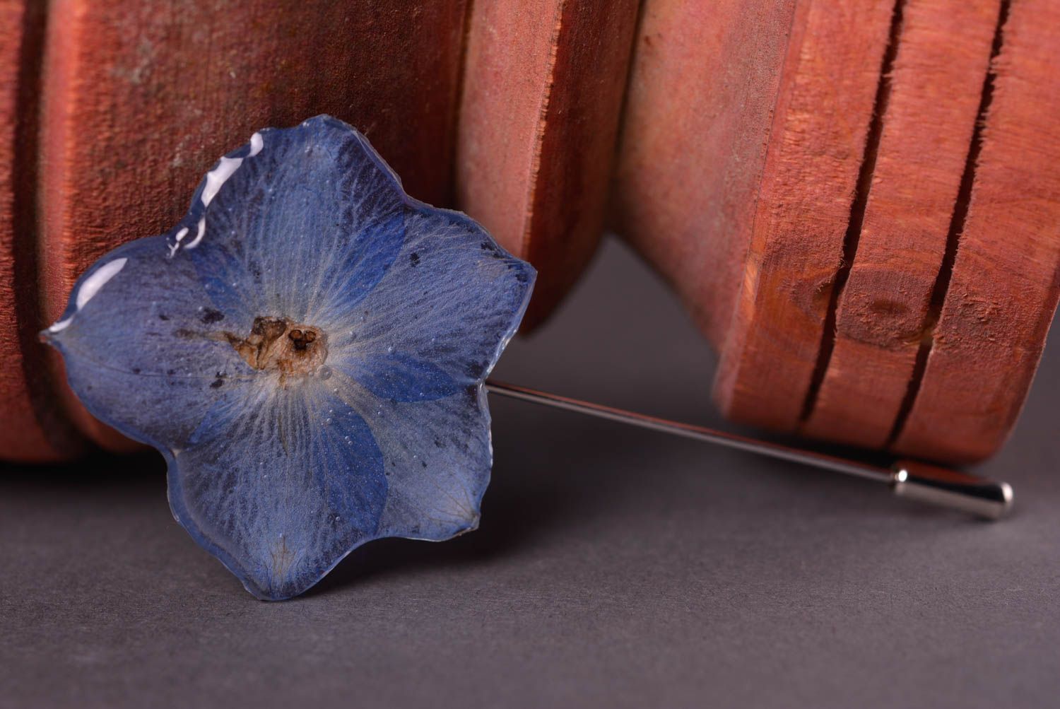 Broche bleue Bijou fait main fleur naturelle résine époxyde métal Cadeau femme photo 1