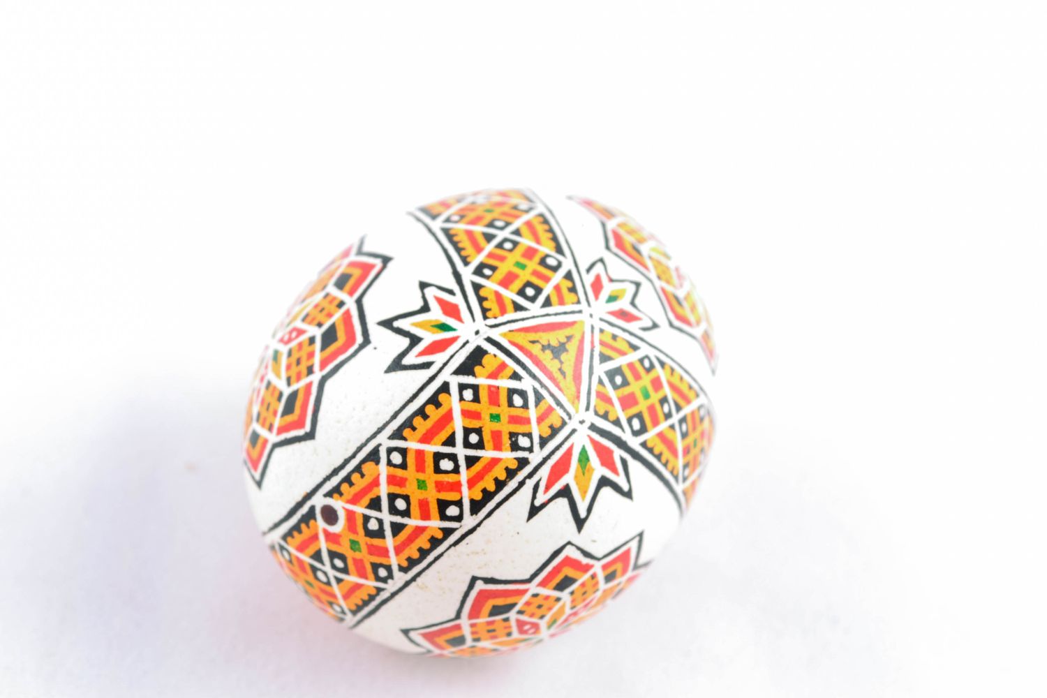 Huevo de Pascua blanco con ornamento foto 2