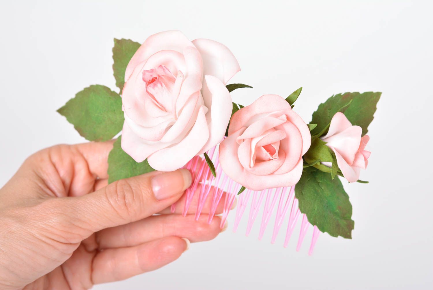 Заколка ручной работы розовые цветы из фоамирана украшение для волос праздничное фото 3