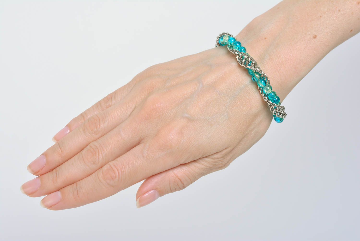 Bracelet avec perles de verre de couleur turquoise fait main tressage de mailles photo 2