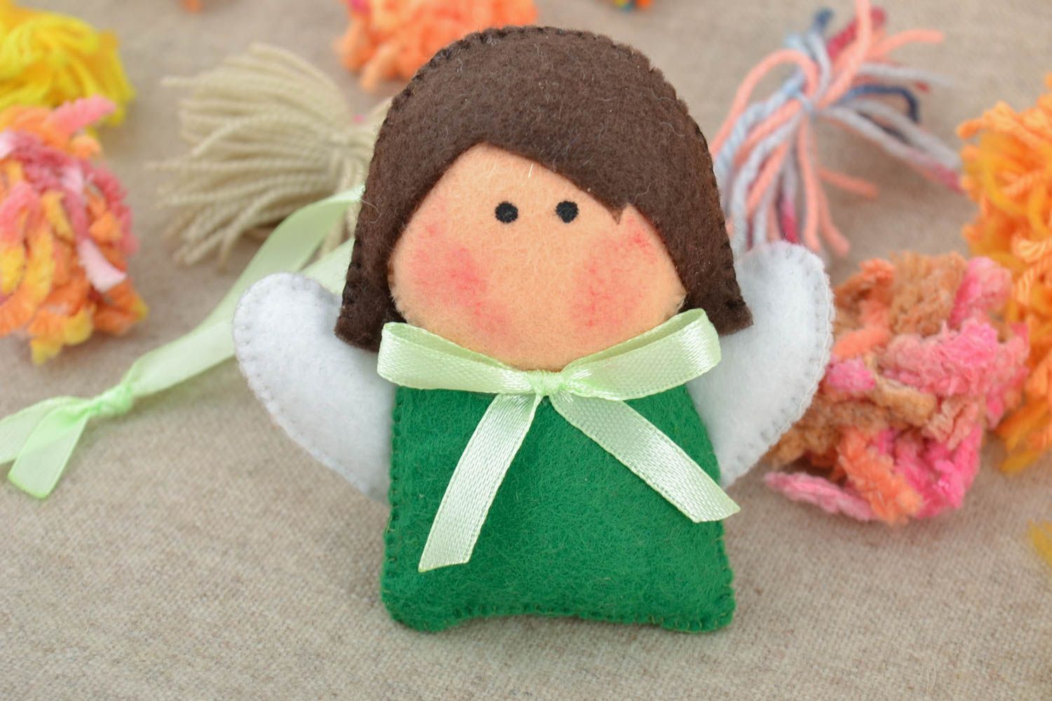 Schöner kleiner Filz Engel Spielzeug mit Schlaufe handmade für Kinder und Dekor foto 1