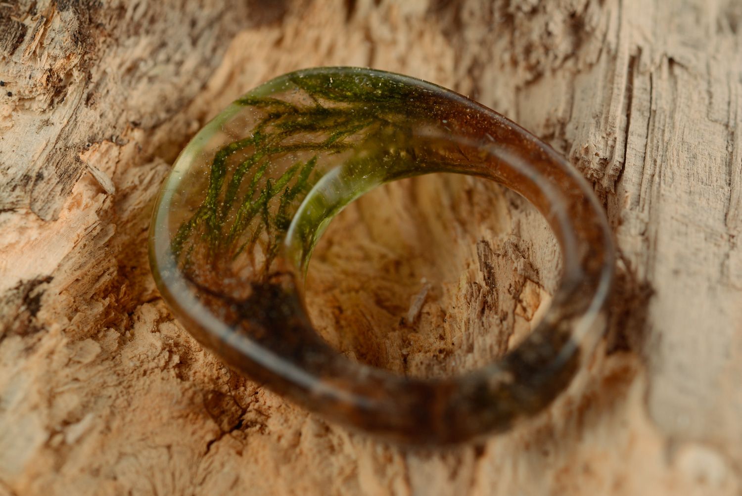 Schöner ungewöhnlicher handmade Ring aus Epoxidharz mit grünem Moos foto 3