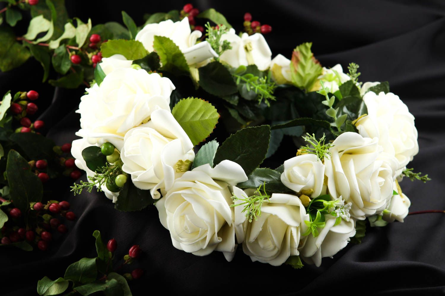 Couronne fleurs Accessoire cheveux fait main avec roses blanches Cadeau femme photo 1