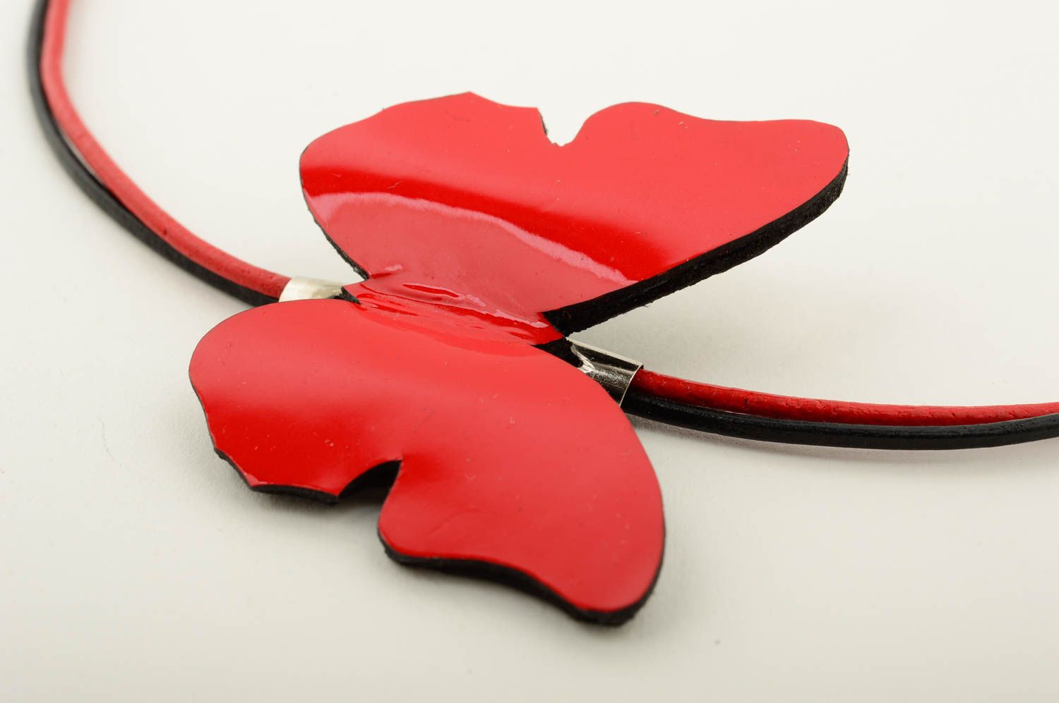 Collier rouge Accessoire en cuir fait main avec papillon Cadeau femme original photo 4