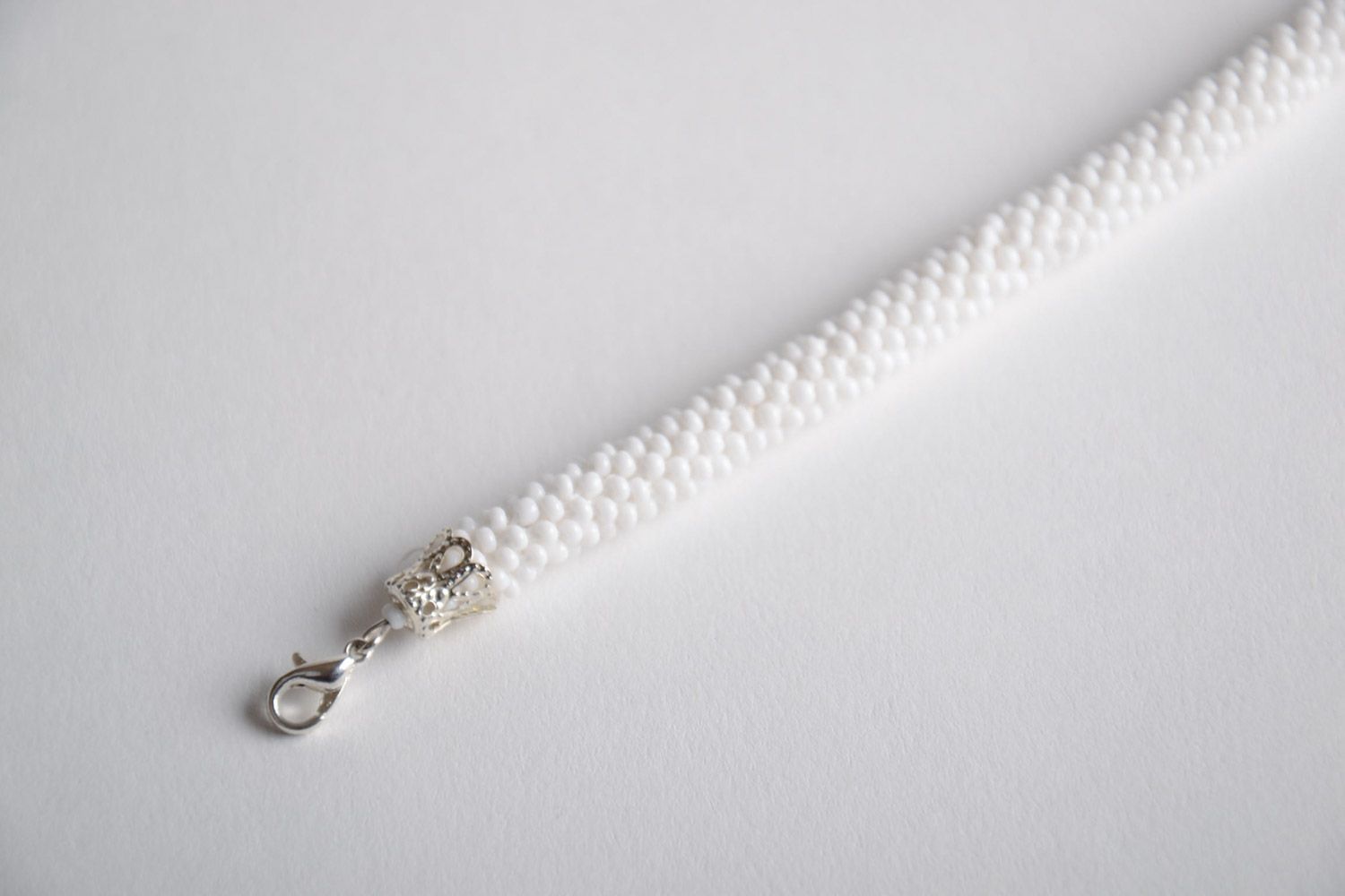 Белый наручный плетеный браслет из бисера ручной работы однотонный нарядный фото 3