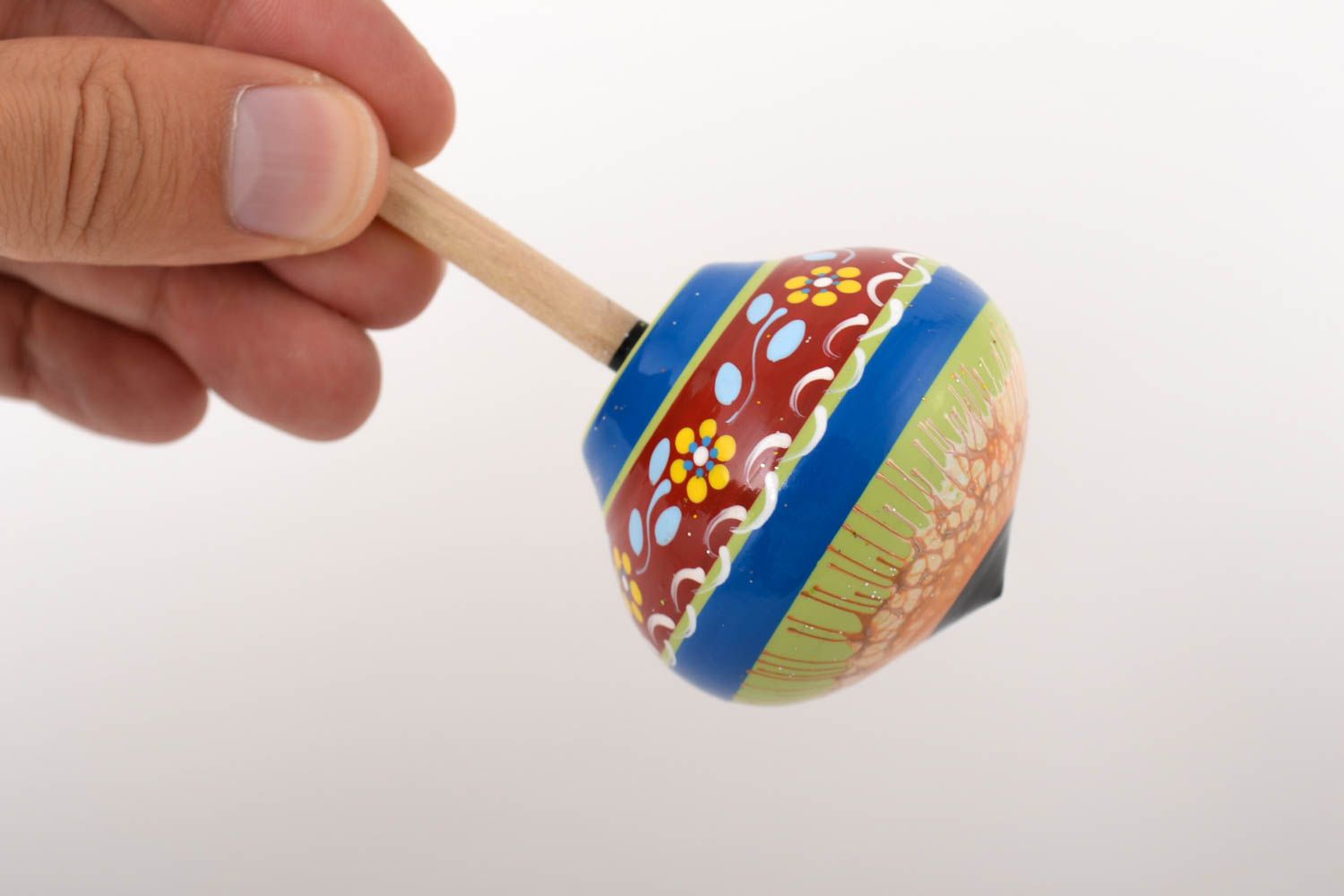 Juguete para niños hecho a mano regalo original peonza de madera con ornamentos foto 4